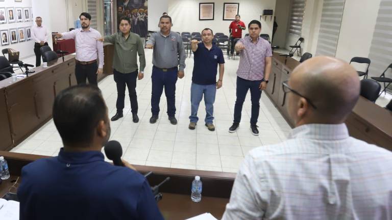 Los miembros del Comité de Ética y Prevención de Conflictos e Intereses del Ayuntamiento de Mazatlán rinden protesta.