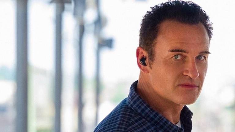 Julian McMahon fallece de cáncer.
