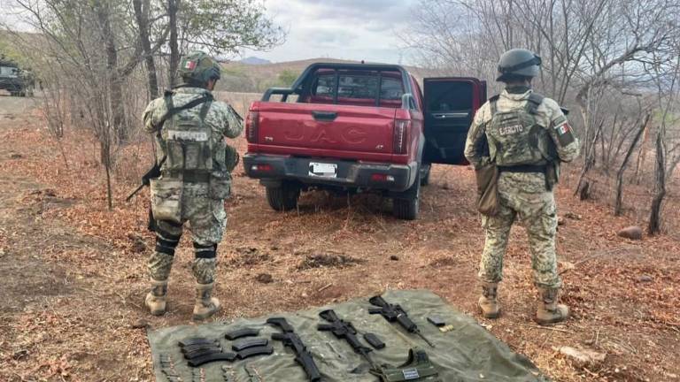 Elementos del Ejército aseguraron una camioneta con armamento en El Salado, municipio de Culiacán.