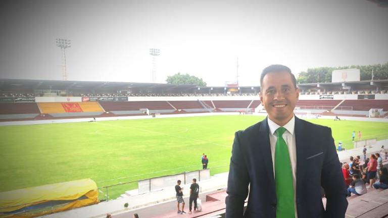 Geovanni Ochoa comparte sus conocimientos en el aula y en el terreno de juego.