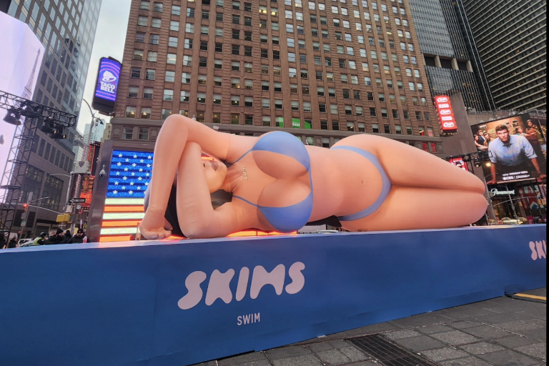 Sorprende Kim Kardashian a Time Square con un inflable gigante de ella misma