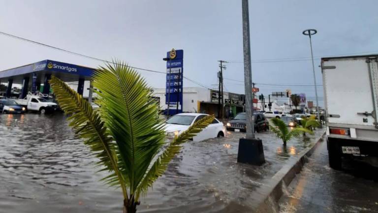 El caos vial registrado a las 13:00 horas se observó en diferentes avenidas de Mazatlán.