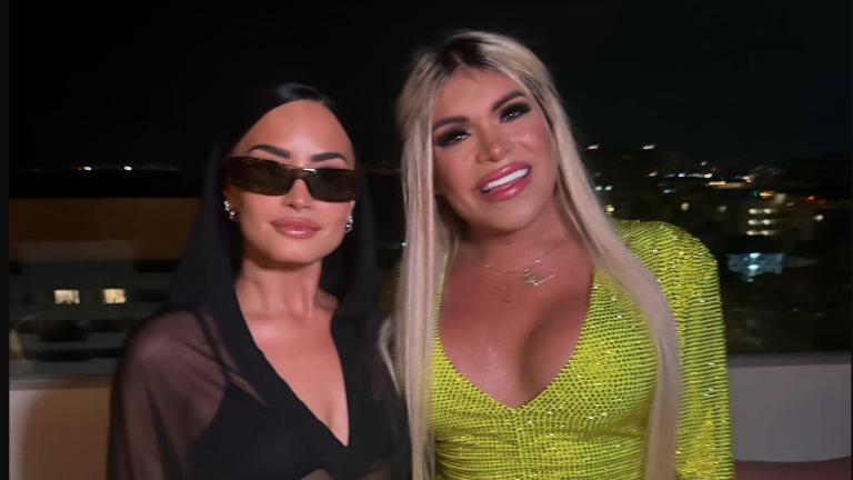 Wendy Guevara junto a Demi Lovato.