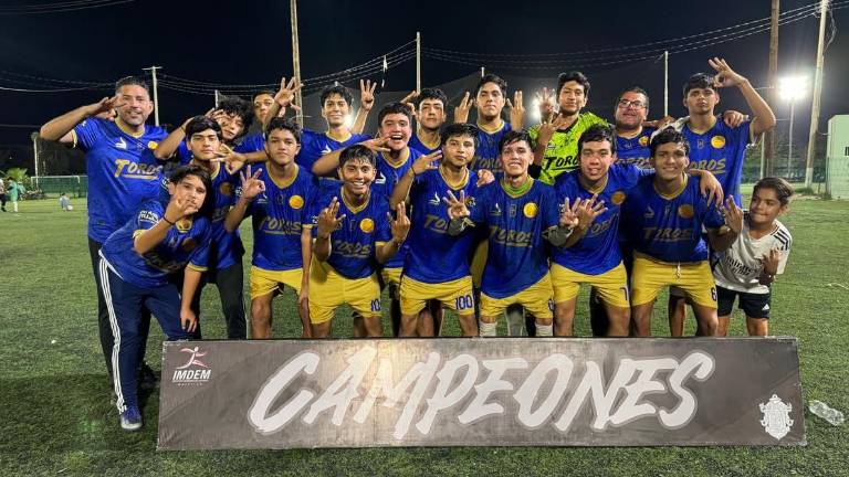 Toros Mazatlán-Aluminio y Cristales El Pollo festeja su título.