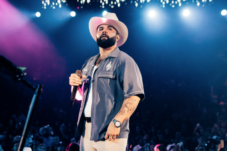 Reconoce Forbes a Carín León como uno de los artistas más influyentes en Latinoamérica