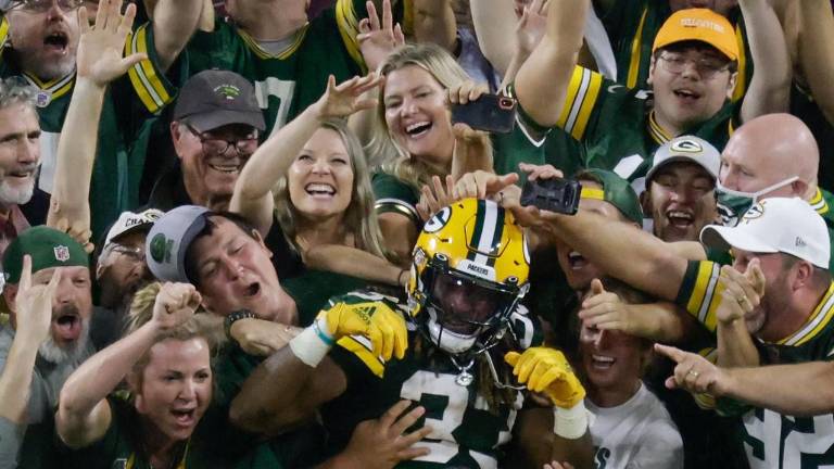 Aaron Jones celebra con los aficionados de Green Bay.