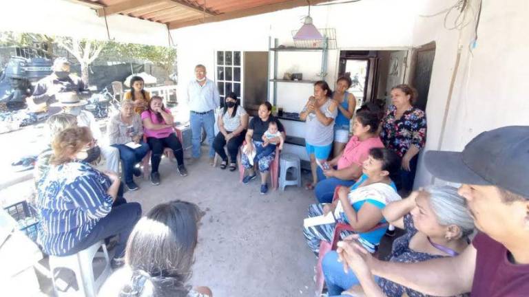 Familiares de pescadores desaparecidos en altamar.
