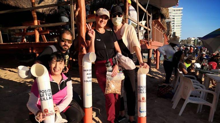 La activista Sofía Trejo (izquierda) se ha involucrado también en proyectos como la colocación de depósitos de colillas en las playas de Mazatlán.