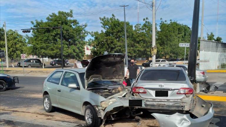 Los cuerpos de emergencia llegaron al lugar para auxiliar a los lesionados, atendiendo a uno en el lugar, y los otros dos los trasladaron paramédicos de la Cruz Roja a un hospital para su atención médica.