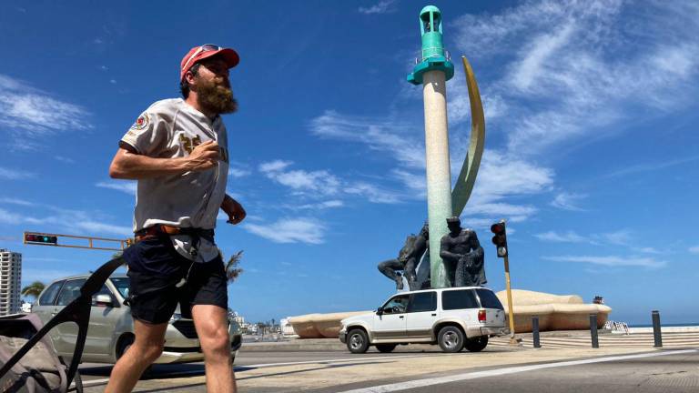 Jonas Deichmann a su paso por el Monumento al Pescador.