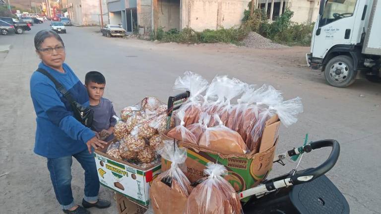 Irma Labrador Venegas encontró en la elaboración y venta de buñuelos y “ponteduros”, el sustento para salir adelante.