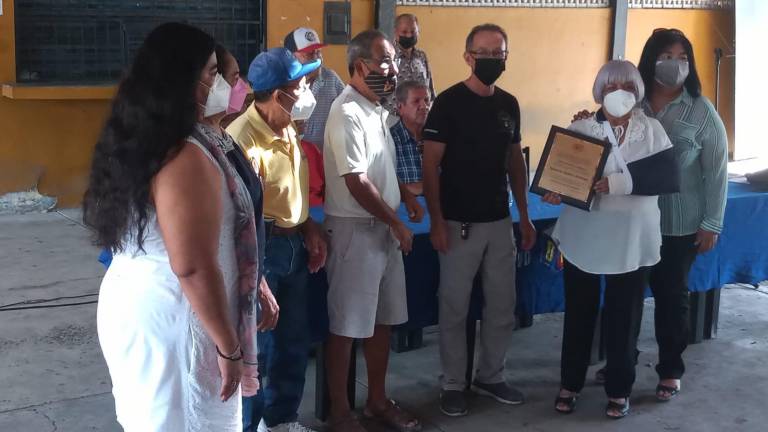 Familiares de los homenajeados recibieron los reconocimientos.