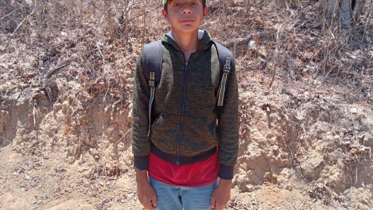 Pedro Damián González, de 12 años, se sumó a las labores de combate al incendio forestal en el cerro del Yauco.