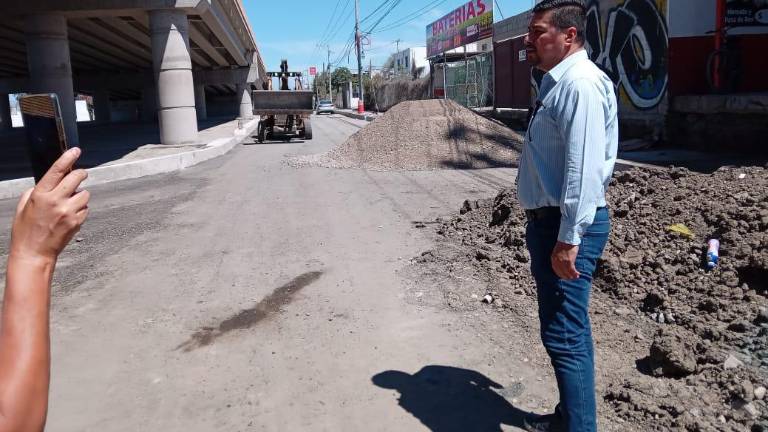 El dirigente del PAN en Mazatlán, Evaristo Corrales, critica las fallas en el puente del Libramiento Colosio.