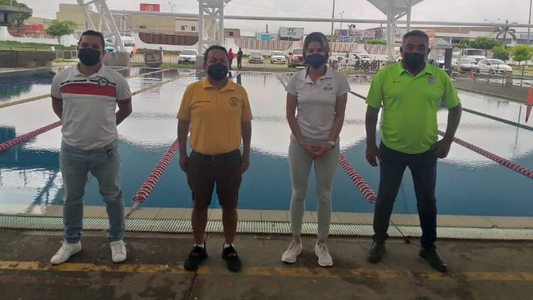 Fabiola Verde con los líderes de los colegios de árbitros de futbol.