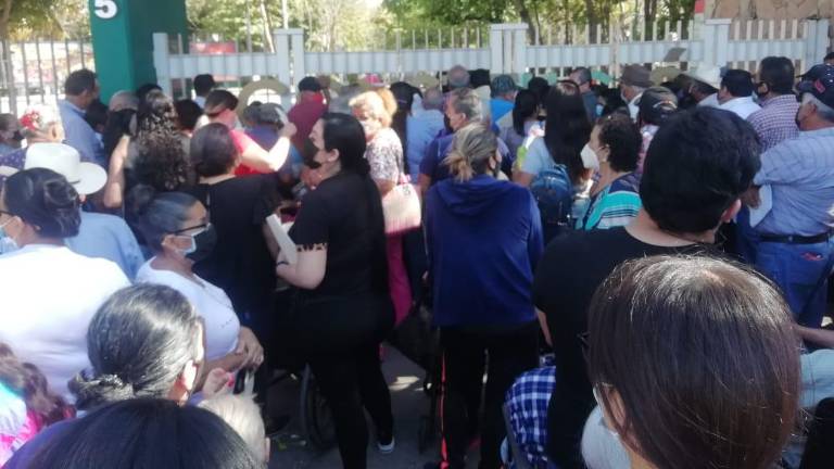 Los adultos mayores aguardan impacientes la apertura del Centro Cívico Constitución para recibir la vacuna, este sábado.