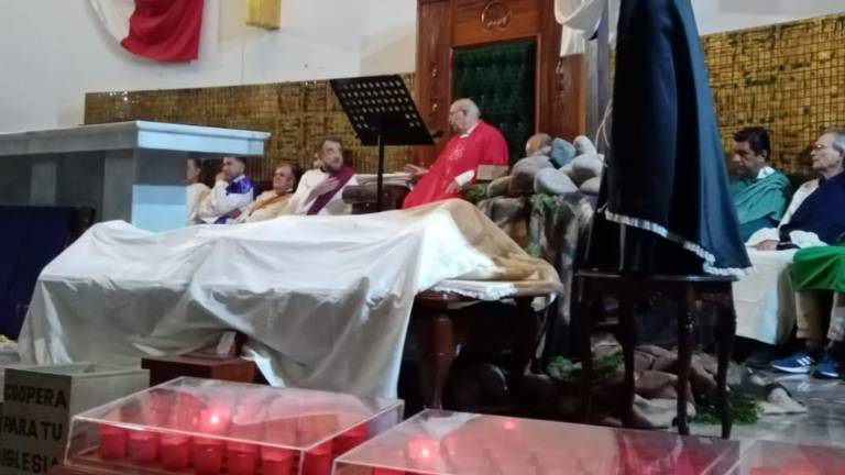 Feligreses del Templo San Judas Tadeo durante el ritual del Viernes Santo.