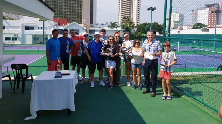 Todos los ganadores se tomaron la foto del recuerdo tras la culminación del torneo.