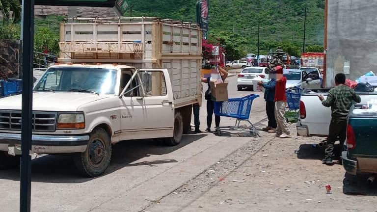 Una caravana de entre 15 a 20 unidades llegaron a la cabecera municipal para adquirir alimentos.