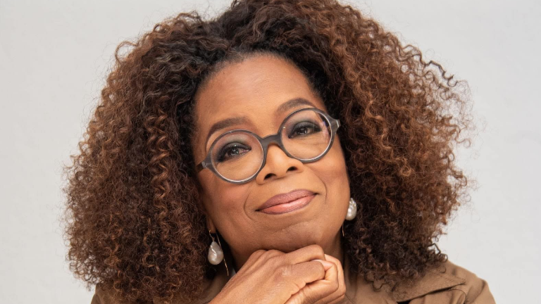 Oprah Winfrey brinda su apoyo a damnificados por los incendios en Maui.