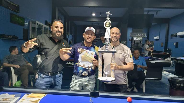 Elixon Arape, con su trofeo y diploma de campeón.