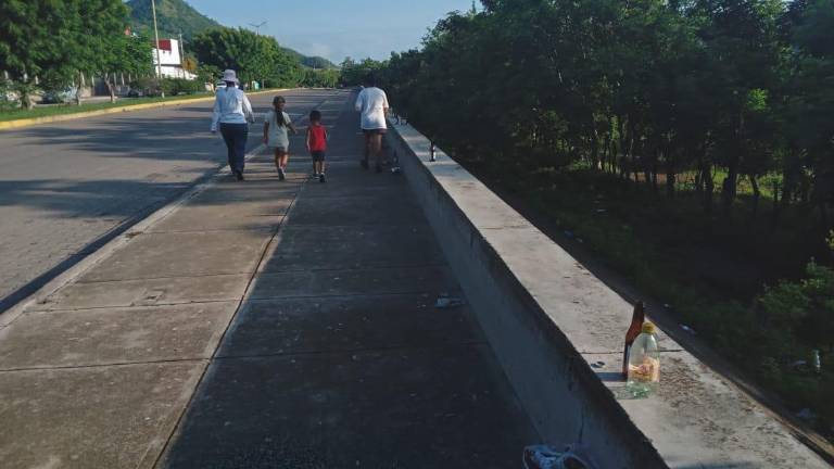 Después del fin de semana, el malecón Juan S. Millán en Rosario amanece con basura.