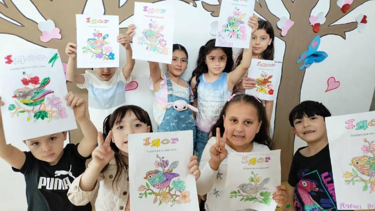 Con gran orgullo, los pequeños participantes muestran su trabajo realizado durante el ‘Círculo de Lectura’.