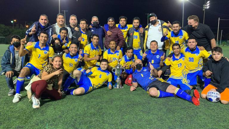 Servigrúas-Sonido Zeuss presume su Copa.