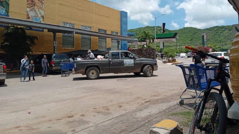 Un grupo de familias bajó de la sierra para adquirir alimentos.