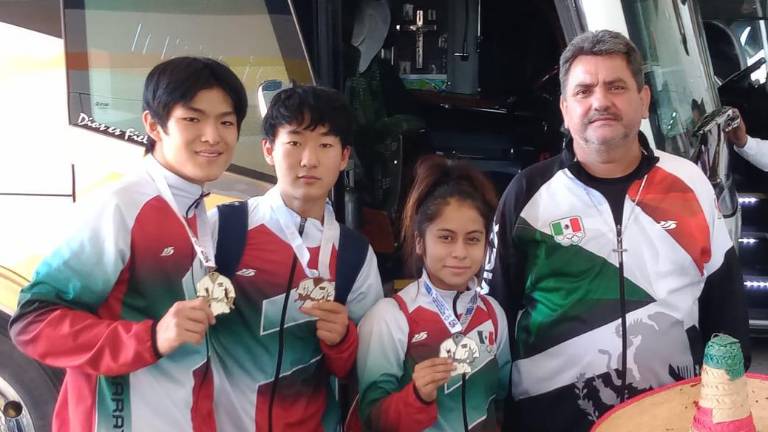 El sensei Jesús Moreno (derecha), junto a sus pupilos.