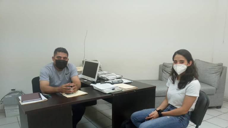 Heriberto García Osuna recibe a Jesús Yamilet Terrazas en las oficinas del Imdec.