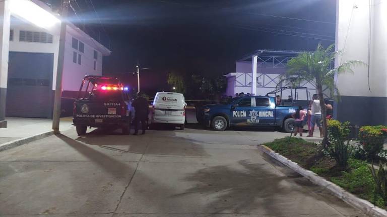 Corporaciones atienden el reporte de un asesinato ocurrido en la colonia Rafael Buelna, en Mazatlán.