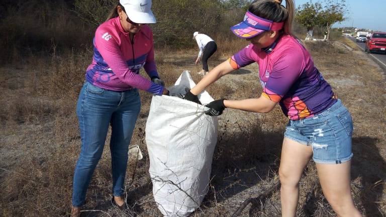 Las integrantes de Fridas en Bici Sinaloa recogen la basura en la carretera El Habal- Puertas de Canoas.
