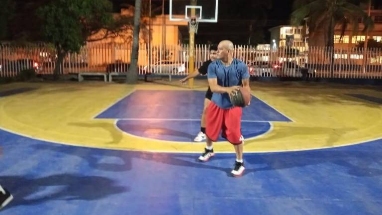 Piratas Basketball entrena en la escuela de Ingeniería de la UAS.