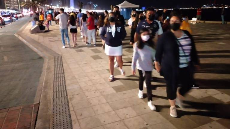 Disfrutan centenares de personas de noche de miércoles de Semana Santa en Mazatlán