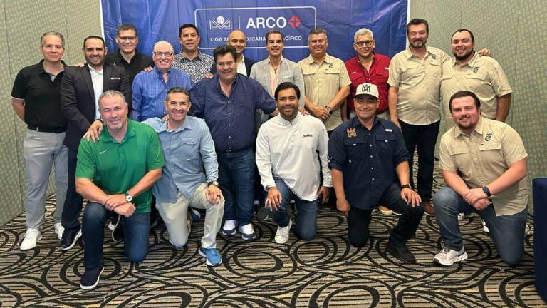 Los gerentes deportivos de los 10 clubes de la Liga Mexicana del Pacífico junto al nuevo titular, Salvador Escobar.