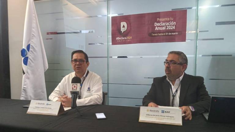 Enrique Cordero y Gilberto Olivas, de la Administración Desconcentrada de Recaudación Sinaloa 2 del SAT, ofrecieron detalles sobre la declaración anual 2024.