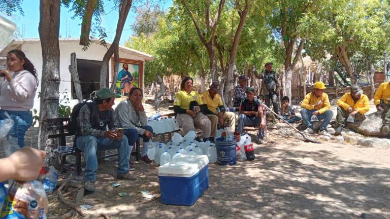 Vecinos de Balamo agradecen a personal de Protección Civil y Brigadistas el apoyo para combatir un incendio forestal.