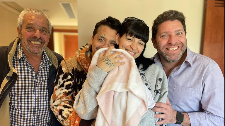 Por primera vez, Cazzu y Christian Nodal se dejan ver con su bebé.