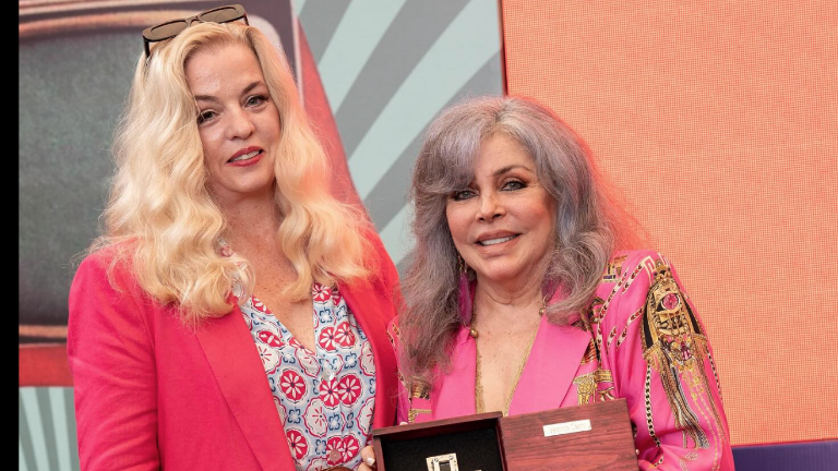 Verónica Castro recibe la Cruz de Plata en el Festival Internacional de Cine de Guanajuato.