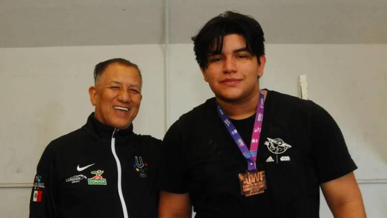 El entrenador Jorge Huie y José Meza Vizcarra, representantes de la UAS en la selección nacional de levantamiento de pesas.