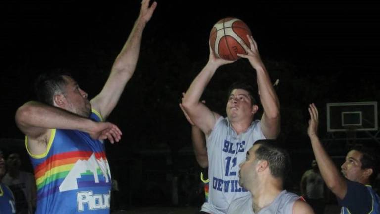Se intensifica la actividad del Torneo de Baloncesto de Segunda Fuerza, en la cancha de Casa Hogar.