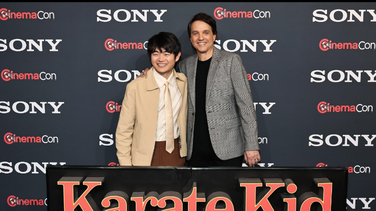 Ralph Macchio junto al actor Ben Wang, protagonista de Karate Kid Legends.