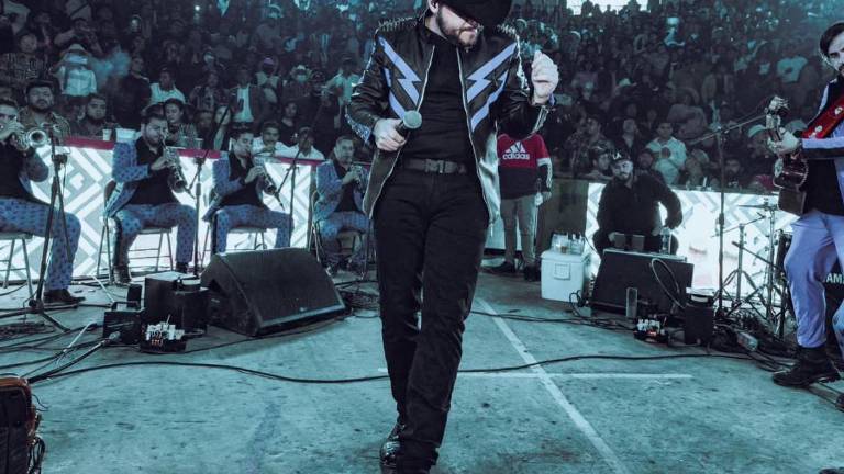 Gerardo Ortiz enfrenta cargos de conspiración relacionados con narcotráfico y lavado de dinero, tras su vinculación con el promotor Ángel del Villar y el CJNG.