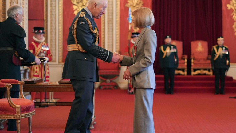 El Rey Carlos III declara a Anna Wintour nuevo miembro de la Orden de Compañeros de Honor.