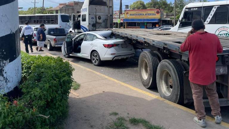 Cinco vehículos resultaron dañados tras carambola ocasionada por tráiler de doble plataforma en la colonia Urías.