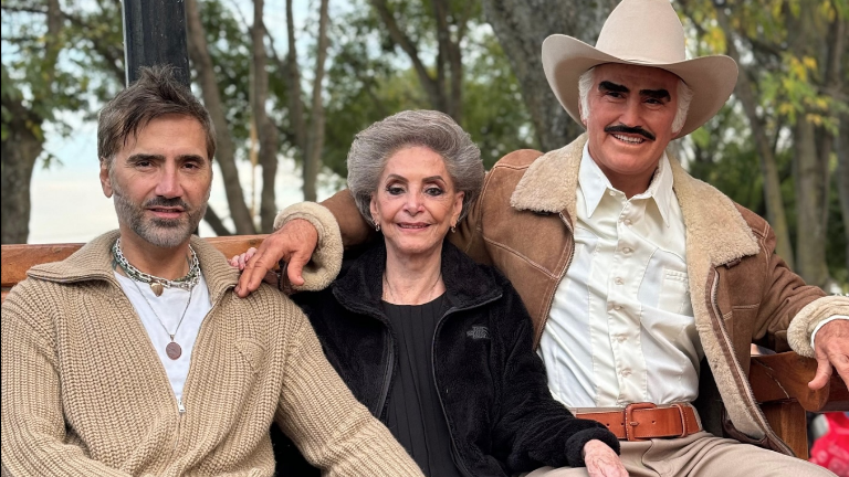 Alejandro Fernández celebra los 80 años de su mamá.