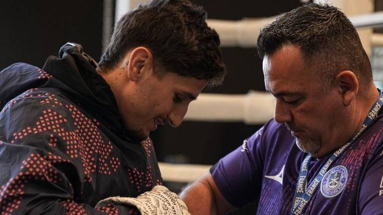 Marco Verde y su entrenador Radamés Hernández, ya entrenan a todo vapor para estar listo para el debut del mazatleco el próximo sábado 3 de mayo en el boxeo profesional.