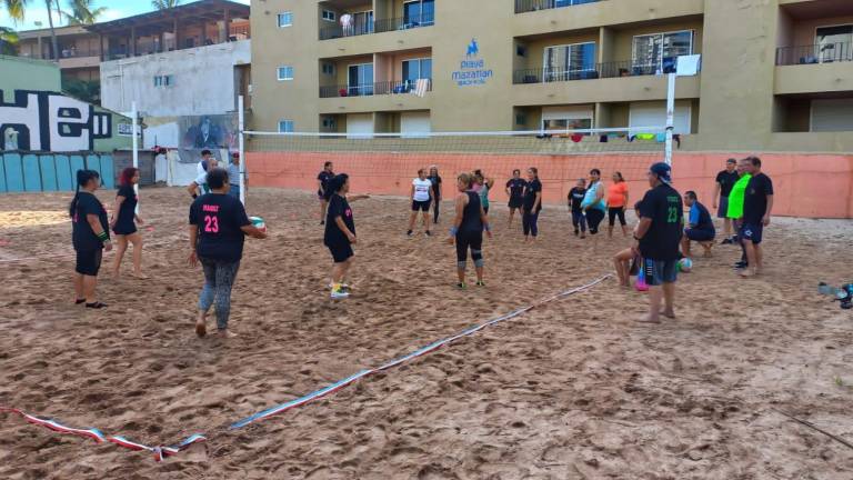 Las clases se llevan a cabo todos los sábados en las canchas de Barra al Mar.