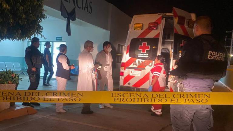 Vecinos y familiares auxiliaron a la joven y la llevaron al hospital donde finalmente murió.